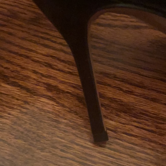 Authentic Gucci size 40 horse- bit black patent leather heels. - Picture 8 of 9